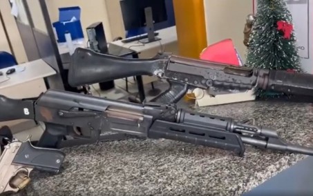 Confronto entre policiais militares e traficantes termina com dois mortos e fuzis apreendidos em Nova Iguaçu