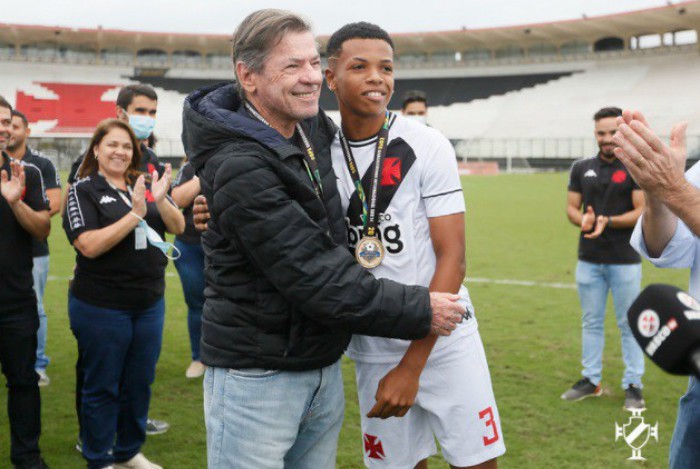 Presidente Jorge Salgado após conquista da base do Vasco