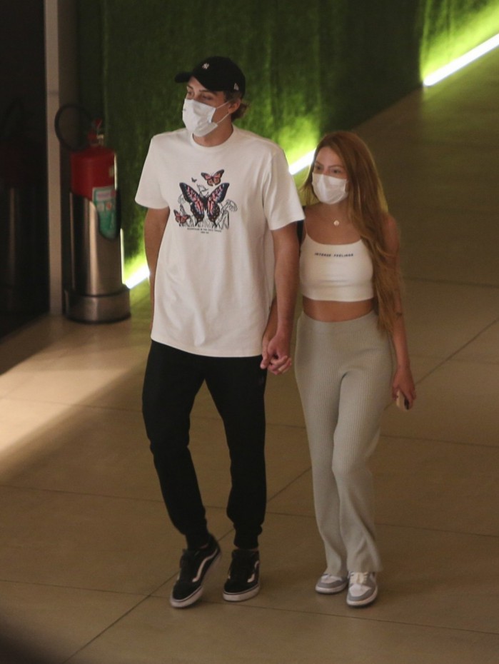 Sarah Poncio e o namorado, Bruno Krupp, v&atilde;o &agrave; joalheria em shopping do Rio