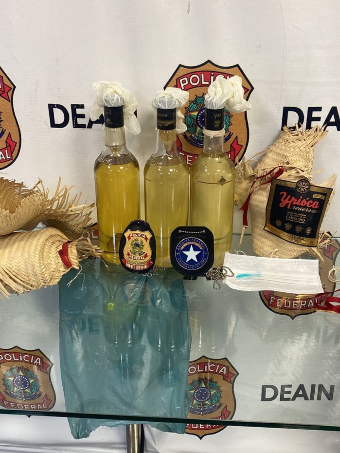 PF prende mulher com cocaína diluída em cachaça no Galeão