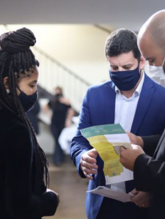 "Programa Supera RJ é um auxílio importante e que está fazendo a diferença na vida das pessoas que estão precisando de suporte financeiro", disse o prefeito Hingo Hammes