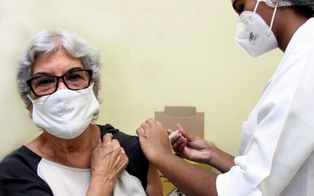 Nova Iguaçu continua com vacinação contra a influenza nesta segunda