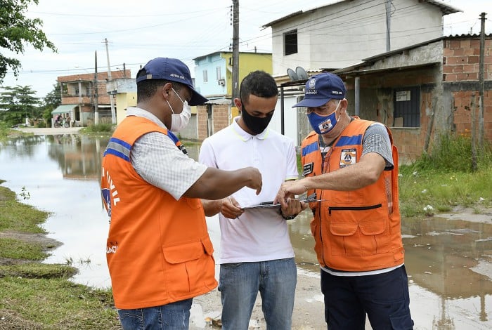 Agentes da Prefeitura percorreram área afetada por estouro de tubulação em Nova Iguaçu