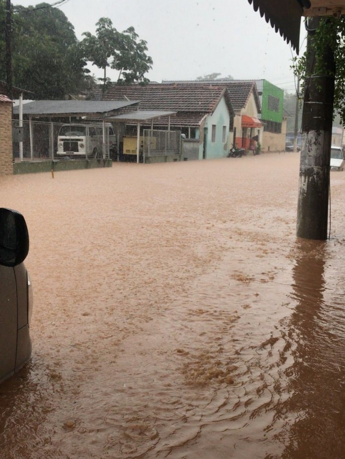 Tromba d'&aacute;gua no distrito Floriano em BM
