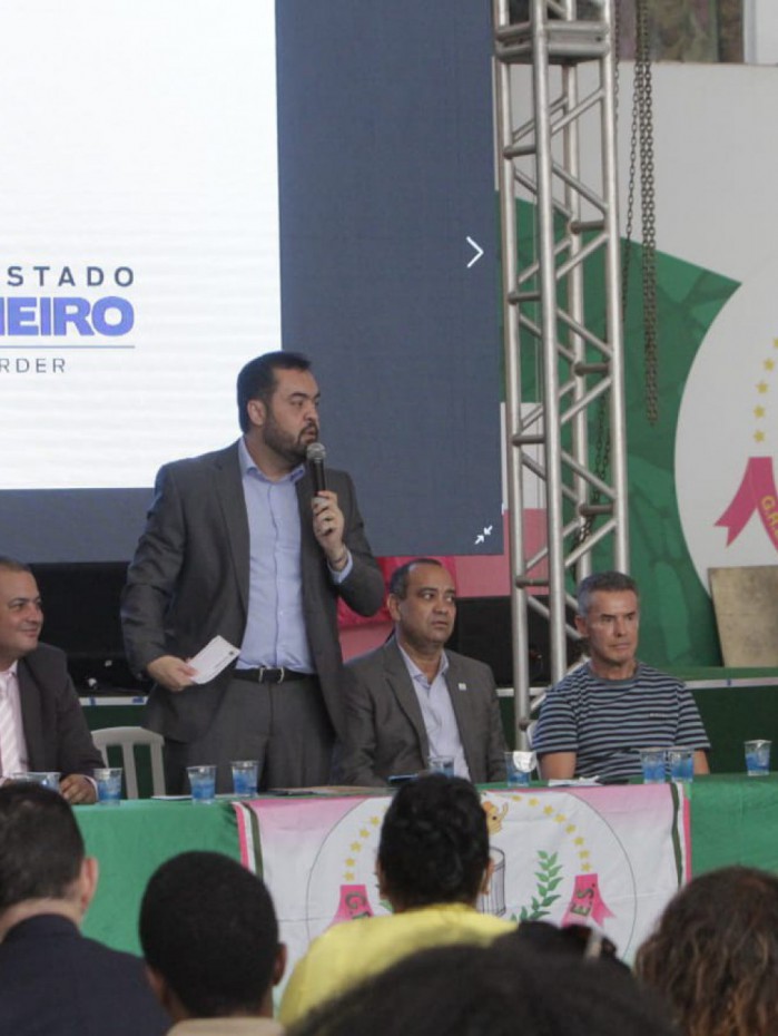 Cláudio Castro participa de audiência pública na Mangueira sobre projeto urbanístico para comunidade