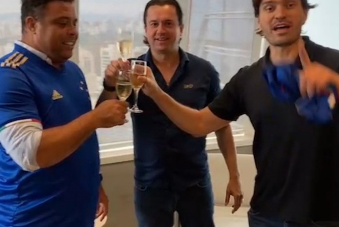 Ronaldo Nazário e o presidente do Cruzeiro, Sérgio Santos Rodrigues, brindam felizes uma nova era