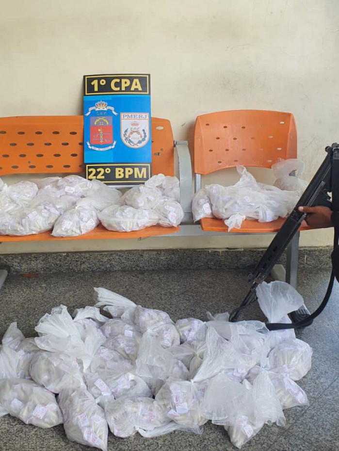 Equipes da PM interceparam carro com drogas na Maré