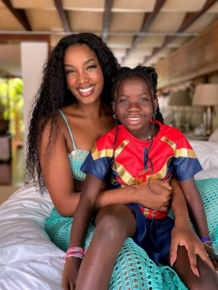 Iza visita Titi, filha de Giovanna Ewbank e Bruno Gagliasso