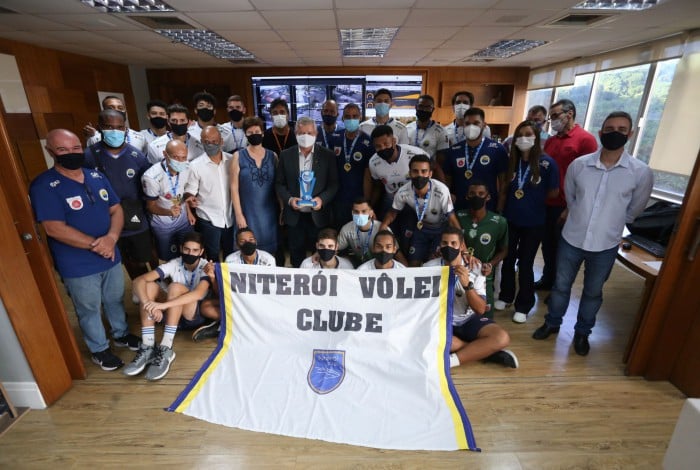 O time do Niterói Vôlei Clube foi recebido nesta terça-feira (21) pelo prefeito Axel Grael. 