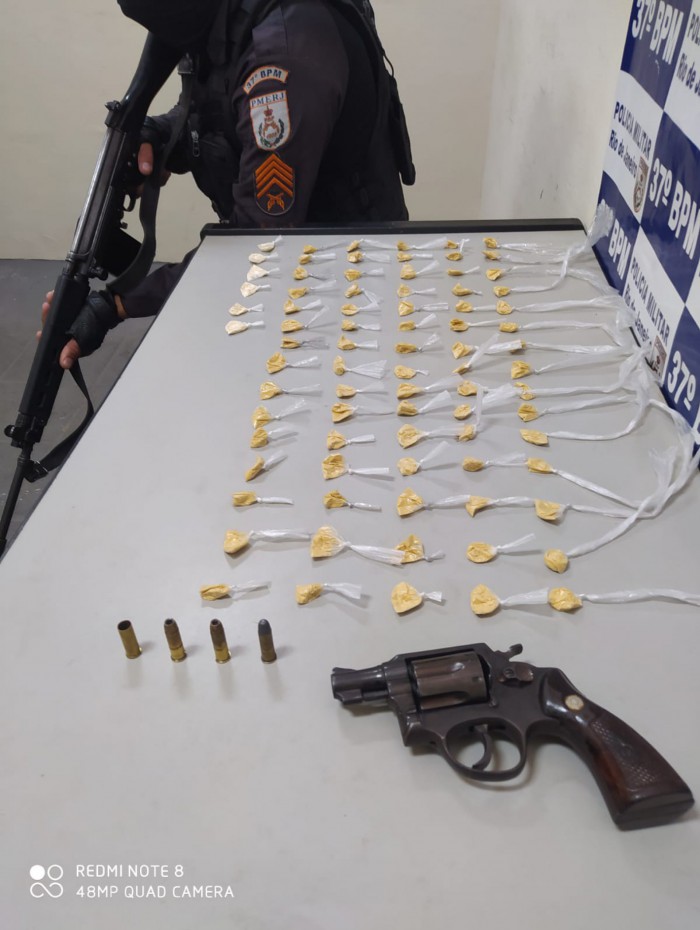 Além do revólver, foram apreendidas três munições intactas, uma munição deflagrada e 81 sacolés de cocaína. 