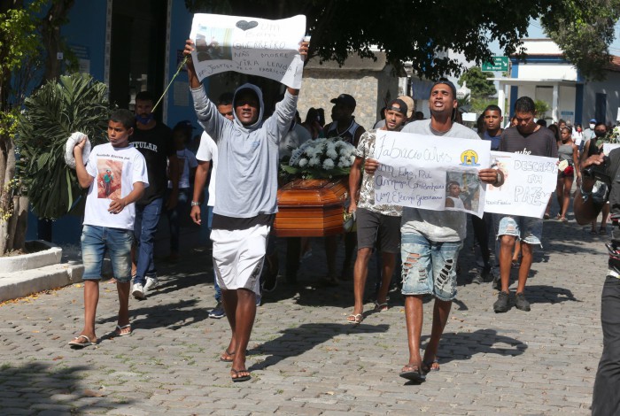 Amigos carregam o caixão de Fabrício Alves de Souza