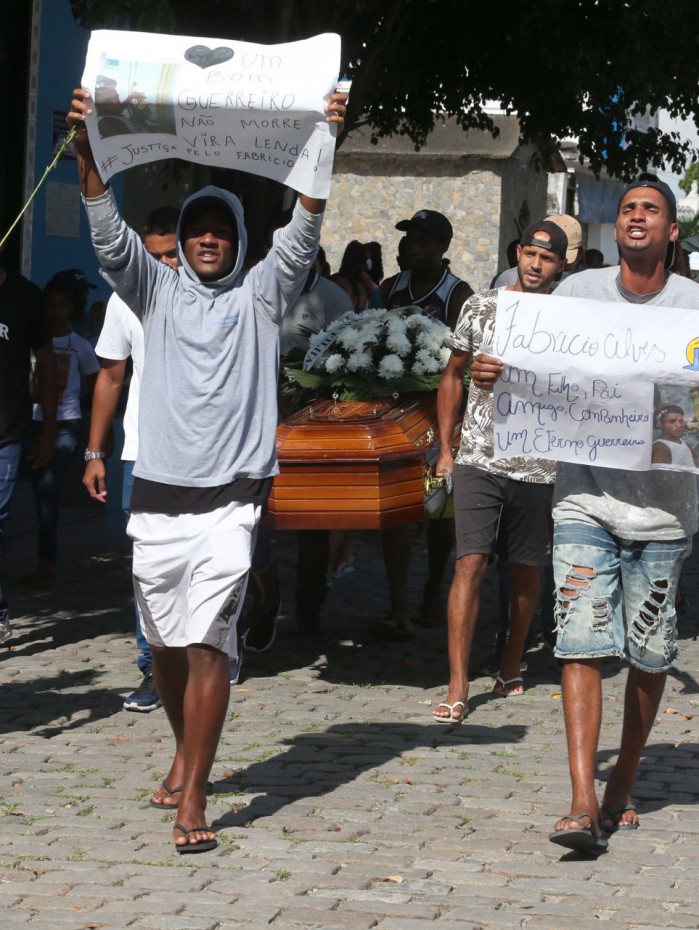 Amigos carregam o caix&atilde;o de Fabr&iacute;cio Alves de Souza