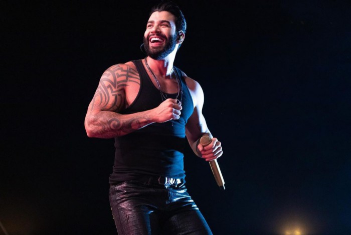 Gusttavo Lima durante um show em Morrinhos/GO
