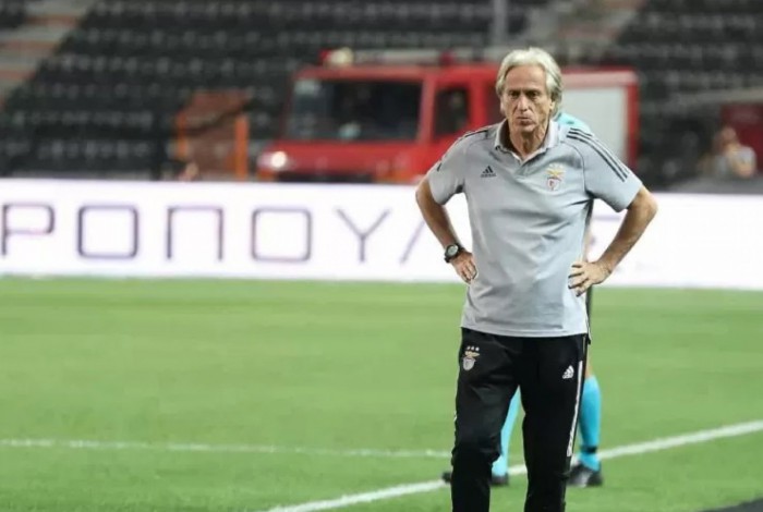 Jorge Jesus vendo sendo muito contestado pela torcida do Benfica