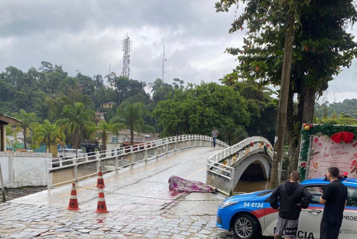 O crime aconteceu por volta das 5h, na ponte do Pontal, no Centro de Paraty.