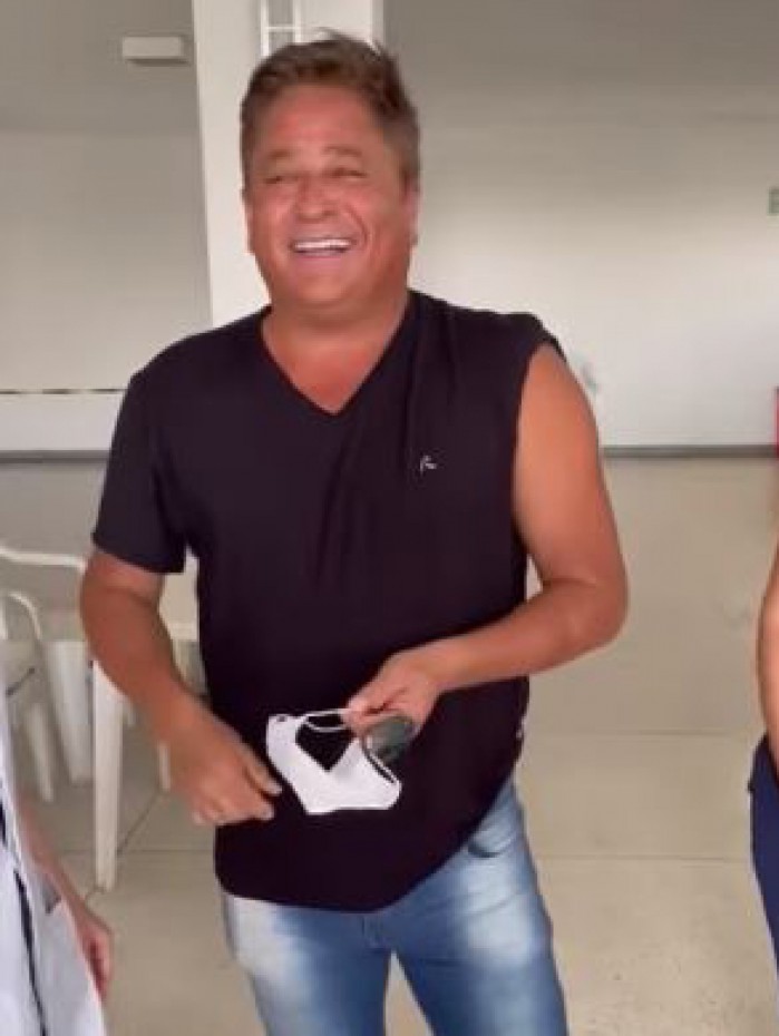 Cantor Leonardo recebe terceira dose da vacina