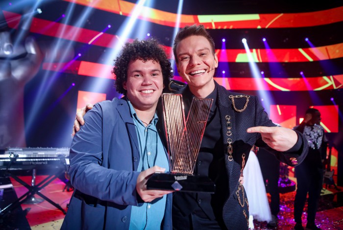 Giuliano Eriston vence o ‘The Voice Brasil’ e leva Michel Teló ao hexacampeonato no reality