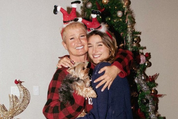 Sasha abre o álbum de fotos do Natal com Xuxa e família