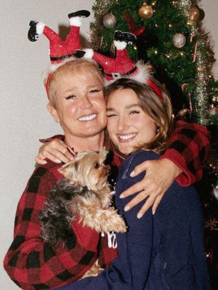 Sasha abre o álbum de fotos do Natal com Xuxa e família
