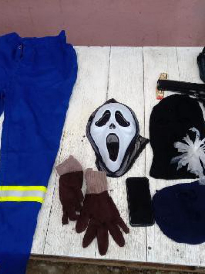 Material apreendido na casa do integrante de uma quadrilha especializada em roubo de residências em São João da Barra