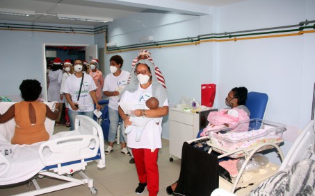 Natal de canções e histórias na maternidade de Nova Iguaçu