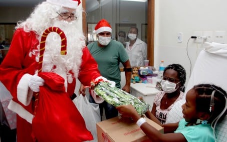 Natal no Hospital da Posse teve visita de Papai Noel no atendimento infantil