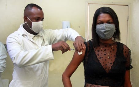 Nova Iguaçu vacina pessoas a partir de 12 anos neste sábado