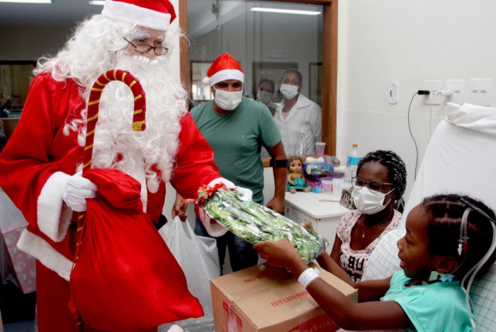 Papai Noel distribuiu presentes para crianças em atendimento no Hospital da Posse