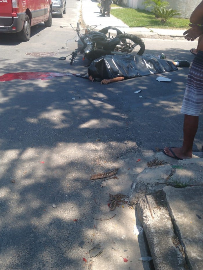 O acidente envolvendo carro e moto ocorreu na Avenida Professor Romanda Gon&ccedil;alves, no cruzamento com a Rua Nicar&aacute;gua.