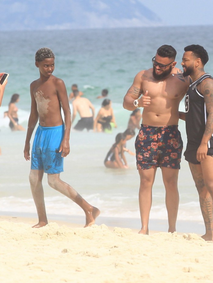 Nego do Borel curte dia de sol na Praia da Barra da Tijuca, na Zona Oeste do Rio, na tarde desta quarta-feira