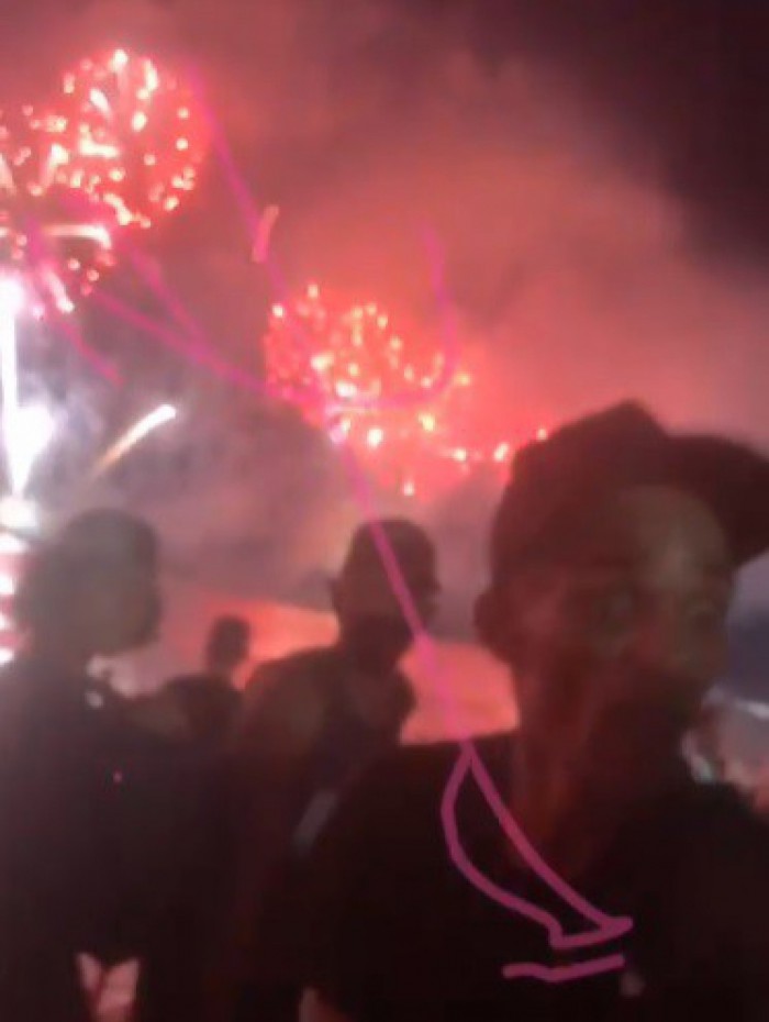 Criminoso aponta arma para roubar celular de vítima na festa de Ano Novo em Copacabana