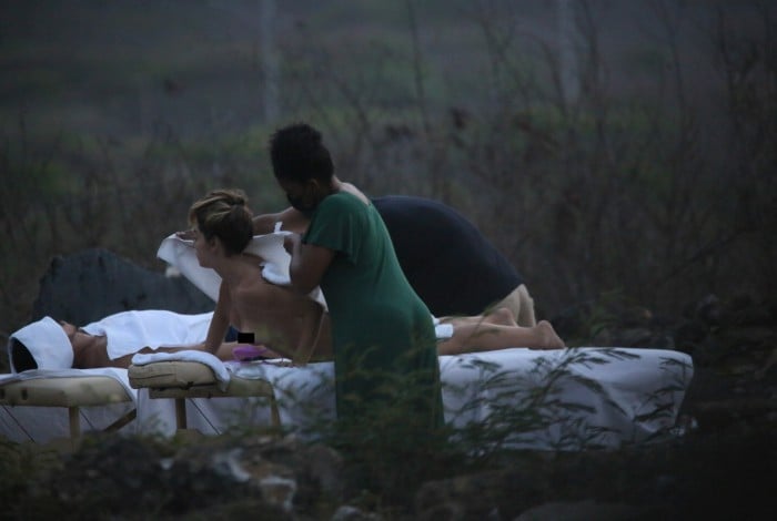 Giovanna Lancellotti faz sessão de massagem em Fernando de Noronha