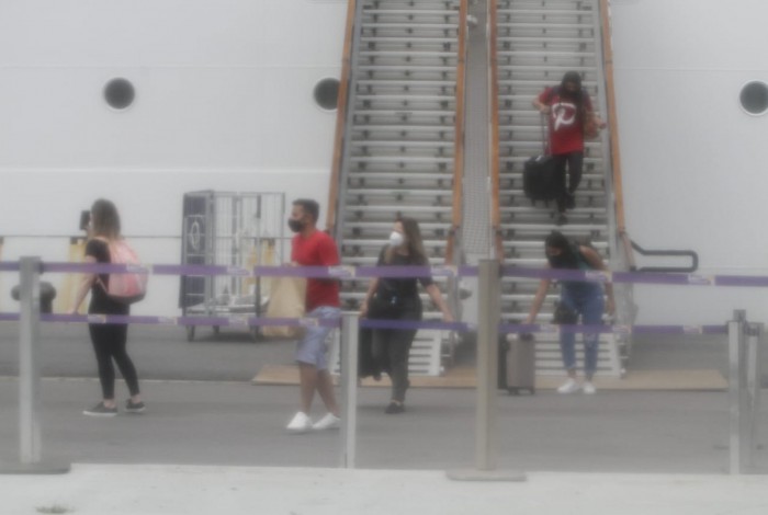 Passageiros do navio MSC Preziosa começam a desembarcar no Rio após casos de covid-19
