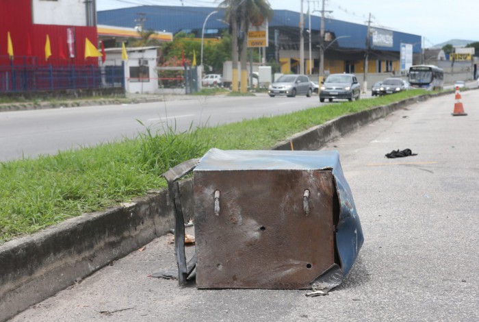 Motorista de kombi atingida por cofre não sofreu ferimentos