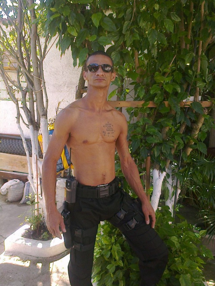 Jairo Batista Freire aparece armado em diversas imagens 