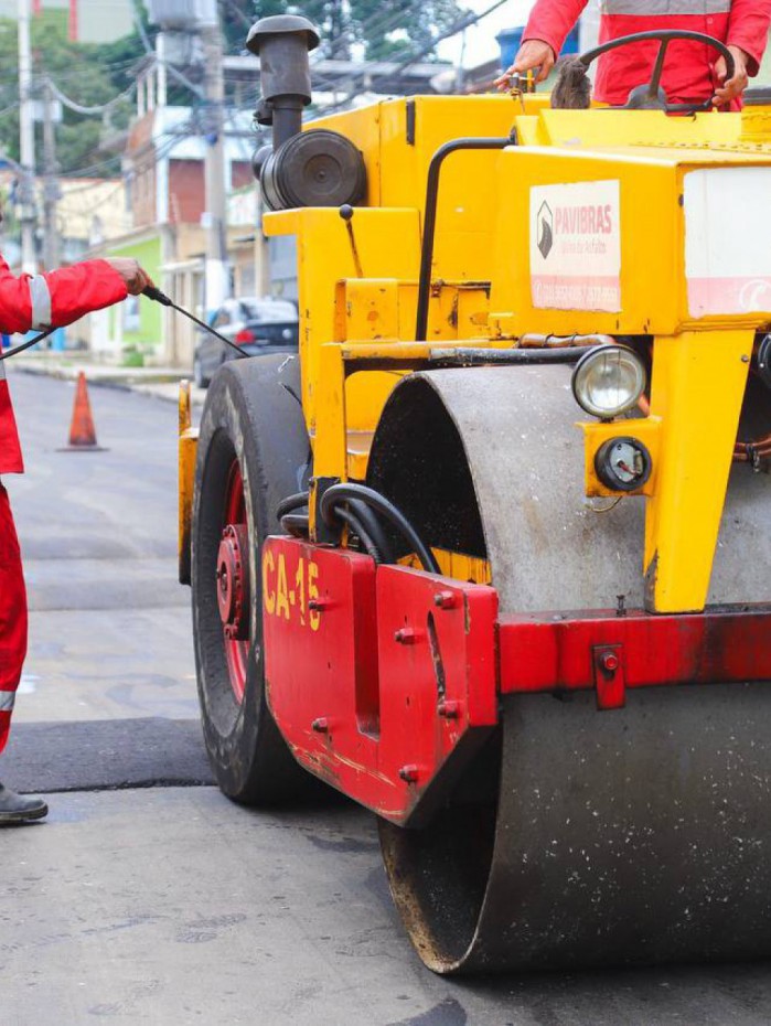 Prefeitura de Meriti leva asfalto para ruas da cidade