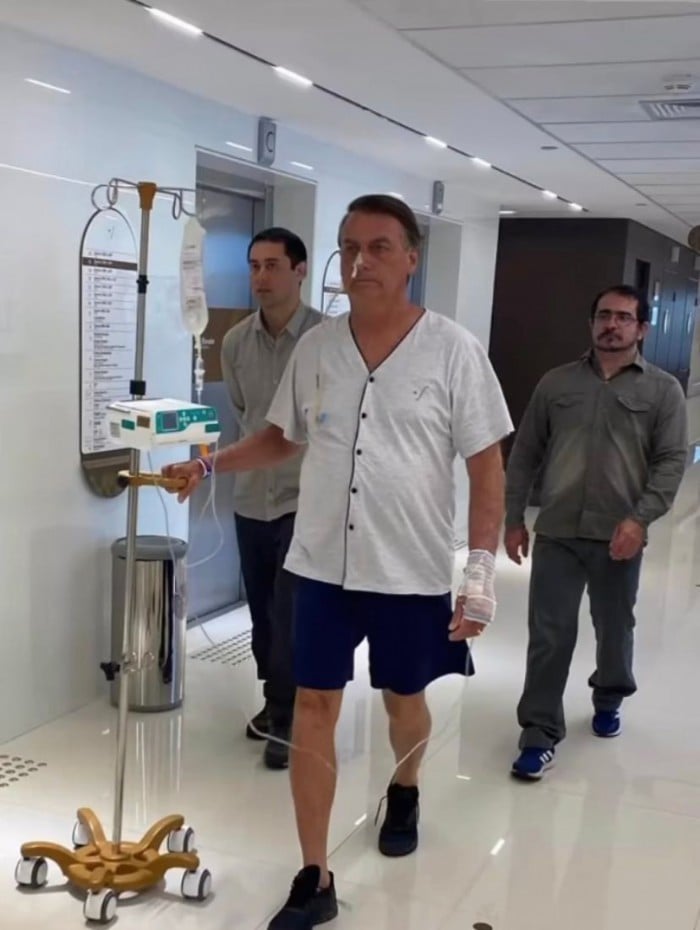 Michelle Bolsonaro compartilha imagem do Bolsonaro caminhando na unidade hospitalar
