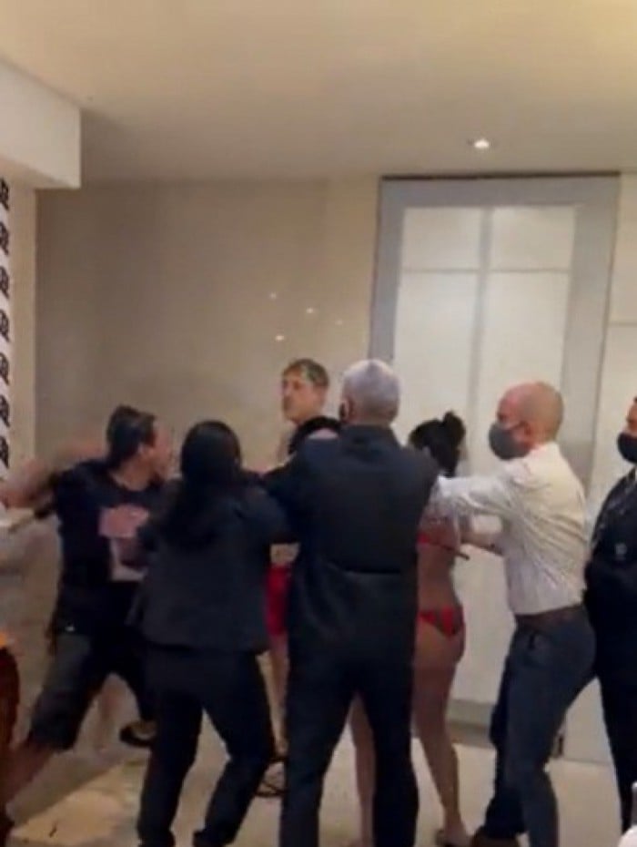 Homem reage a racismo e desfere soco durante confusão em hotel