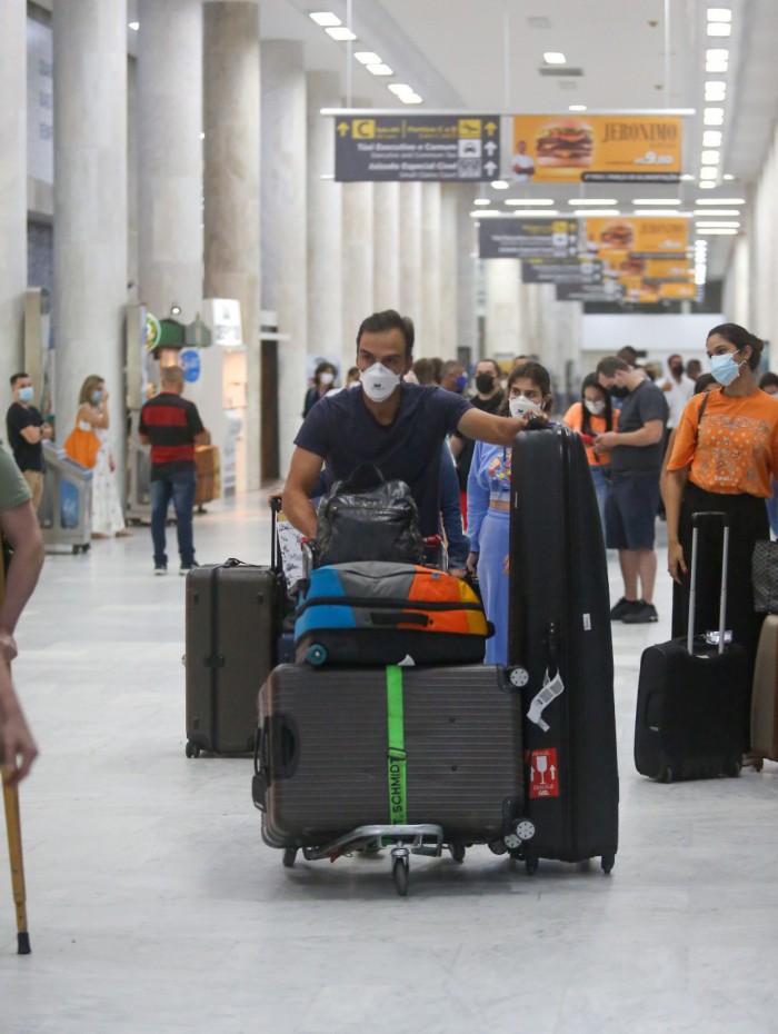Tadeu Schmidt desembarca com a mulher e a filha no Aeroporto Santos Dumont, no Rio