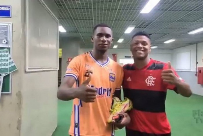 Rangel, do Forte, junto de Matheus França, do Flamengo