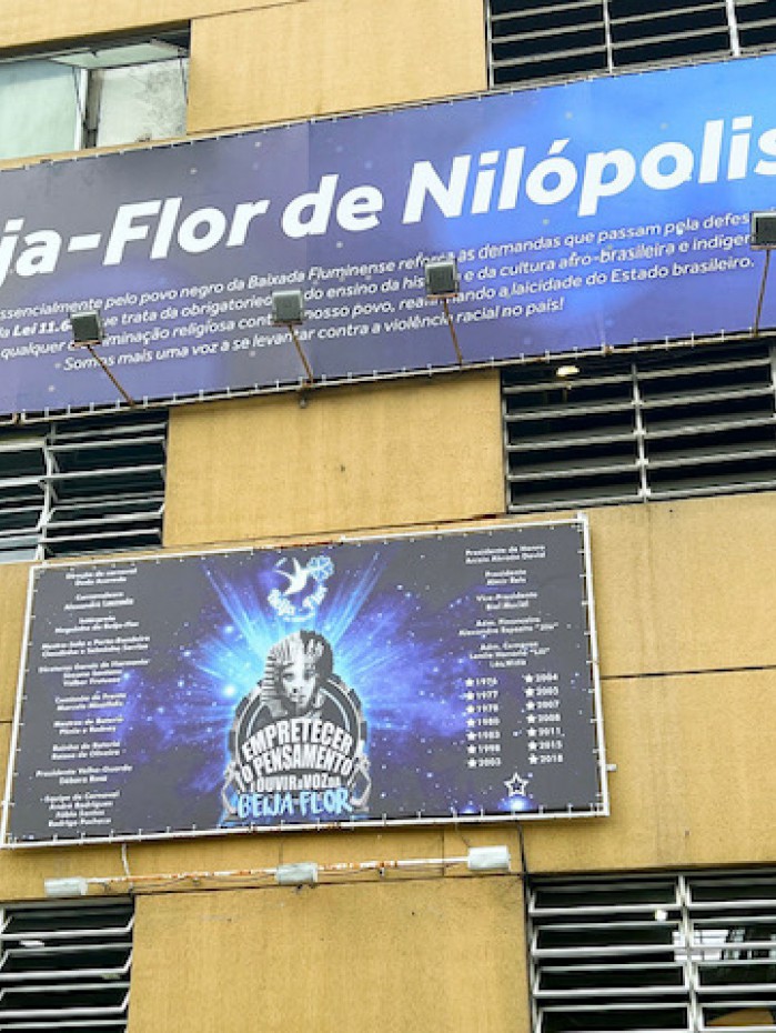 Painel com temas antirracistas foi colocado no barracão da Beija-Flor