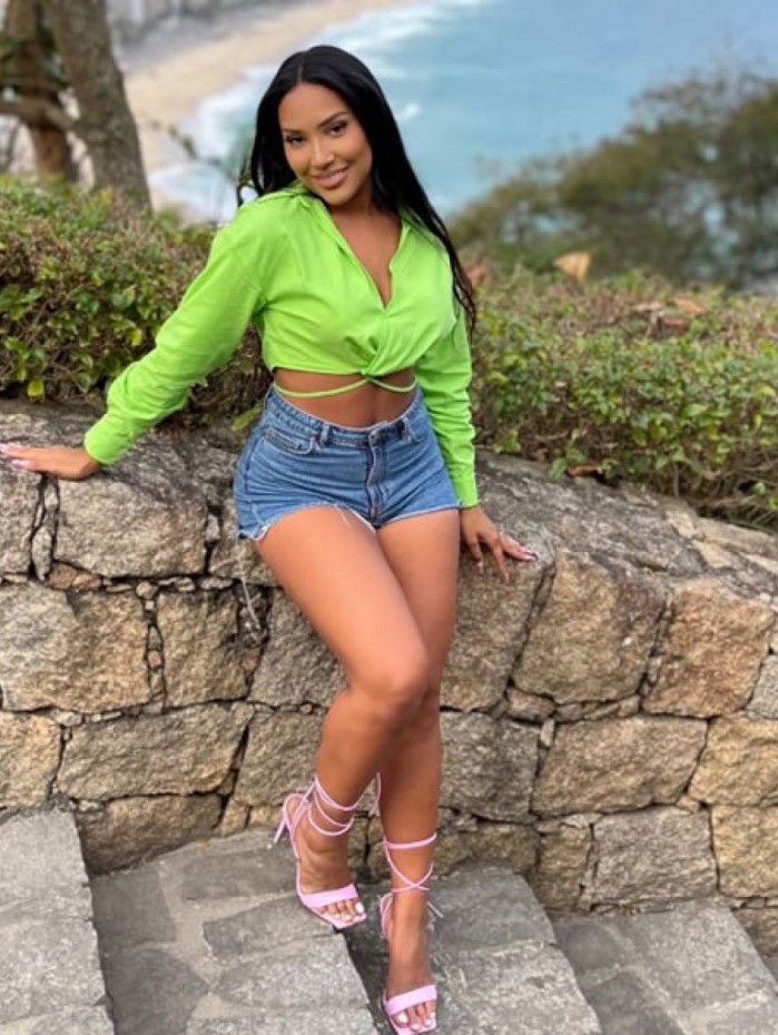 A francesa Katarina Harmony será musa da escola de samba Lins Imperial no Carnaval 2022