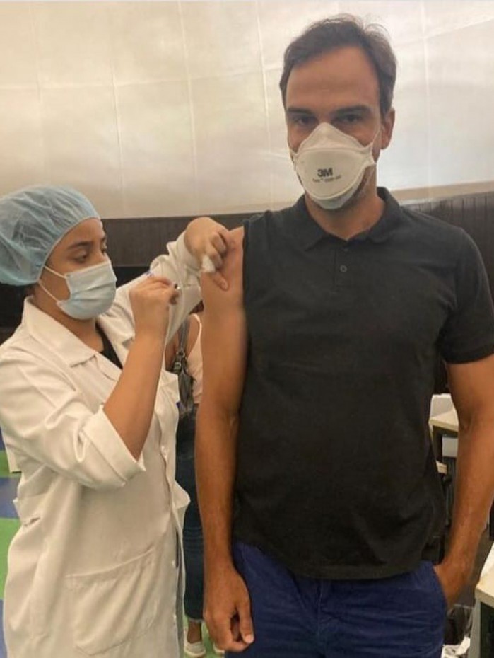 Tadeu Schmidt alfineta Novak Djokovic ao se vacinar