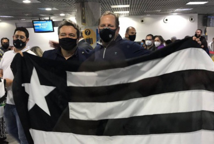 John Textor segura a bandeira do Botafogo ao lodo do CEO do clube, Jorge Braga 