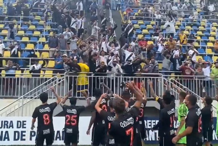 Jogadores comemoram vitória com a torcida do Vasco