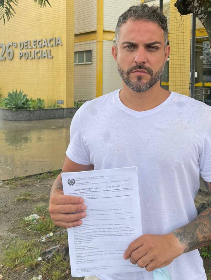 Eduardo foi segurado pelos seguran&ccedil;as do deputado Poubel, para o parlamentar agredi-lo sem chance de defesa, segundo declarou a v&iacute;tima na 126 DP.