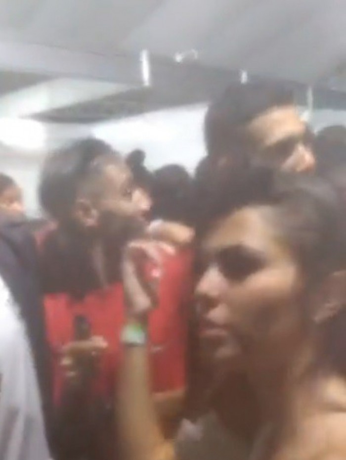 Vídeo mostra momento em que disparos são efetuados no meio da multidão