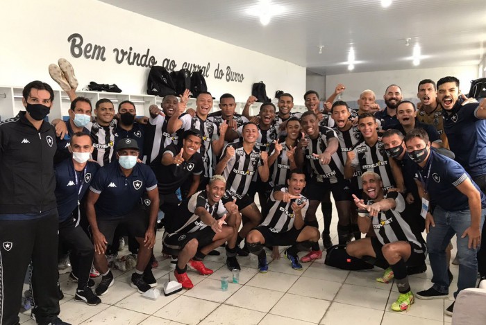 Jogadores do Botafogo comemoram a classificação na Copinha