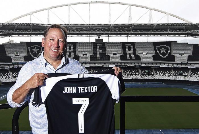 John Textor chega ao Botafogo no Estadio Nilton Santos. 08 de Janeiro de 2022, Rio de Janeiro, RJ, Brasil. Foto: Vitor Silva/Botafogo. 
Imagem protegida pela Lei do Direito Autoral Nº 9.610, DE 19 DE FEVEREIRO DE 1998. Sendo proibido qualquer uso comercial, remunerado e manipulacao/alteracao da obra.
