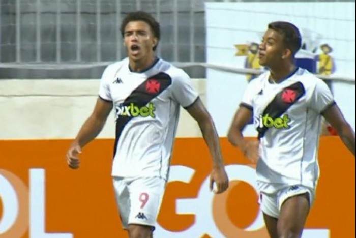 O atacante da camisa 9 (à esquerda), de 20 anos, chegou ao seu sexto gol em três jogos no torneio